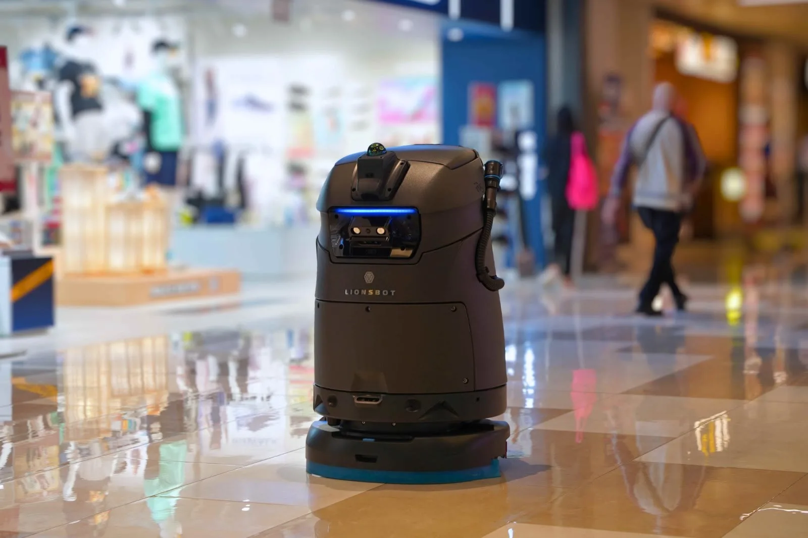 R5 robot cleaning mall space